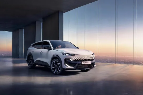 Renault, electric is the destination. But in stages.