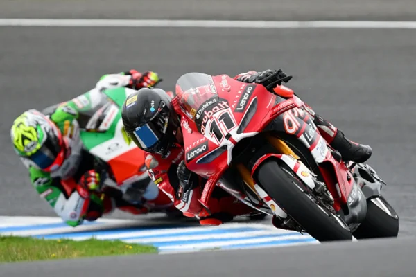 Phillip Island 2026, Superpole Race: comeback victory for Bulega