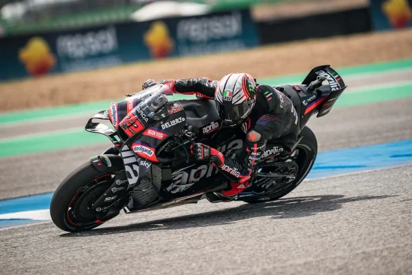 Pole with a crash for Bezzecchi: “I overdid it, but the important thing is that we are okay”