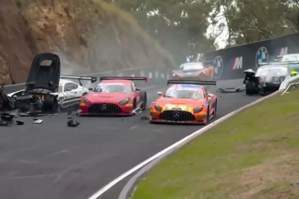 12h Bathurst | Chaos, fear and crashes. Rossi and Marciello on the podium