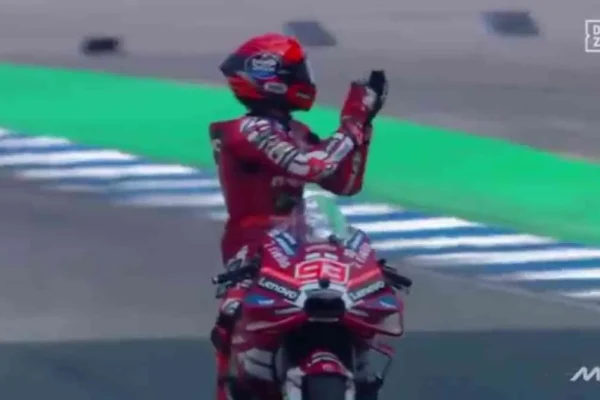 Marquez doesn't cause controversy, but that applause towards Race Direction…