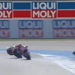 Thailand Sprint, Bezzecchi throws it away: crashes on the 2° lap while leading