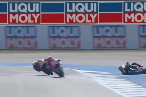 Thailand Sprint, Bezzecchi throws it away: crashes on the 2° lap while leading