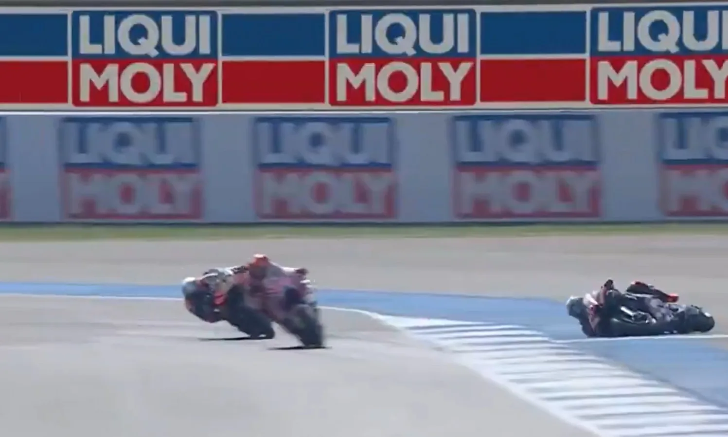 Thailand Sprint, Bezzecchi throws it away: crashes on the 2° lap while leading