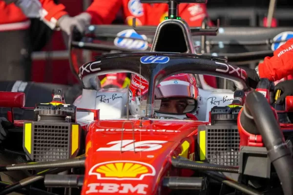 Leclerc via radio: “What the hell is going on?”. And then explains: “4 tenths lost on the second straight”