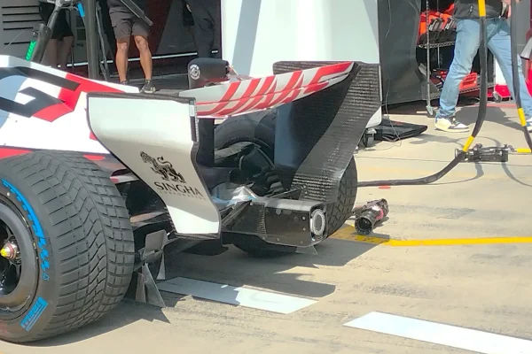 Ferrari: the flap behind the exhaust imitated by Haas