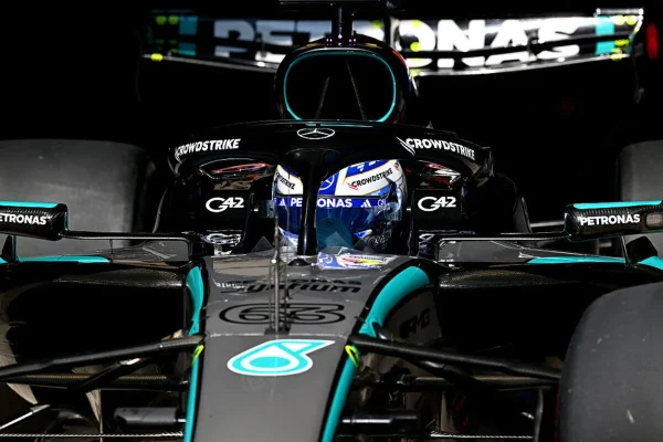 2026 Chinese GP, the Sprint starting grid: Mercedes dominates again, Russell on pole. Antonelli 2nd at risk of penalty, then Norris and Hamilton. Leclerc 6th