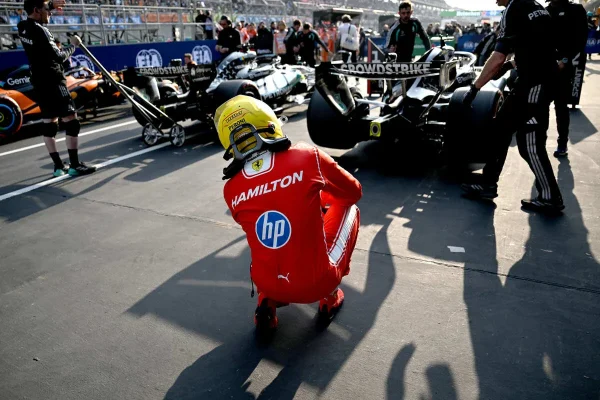Hamilton via radio: “Crazy to be 6 tenths off Russell”, Santi: “Gap due to the engine”
