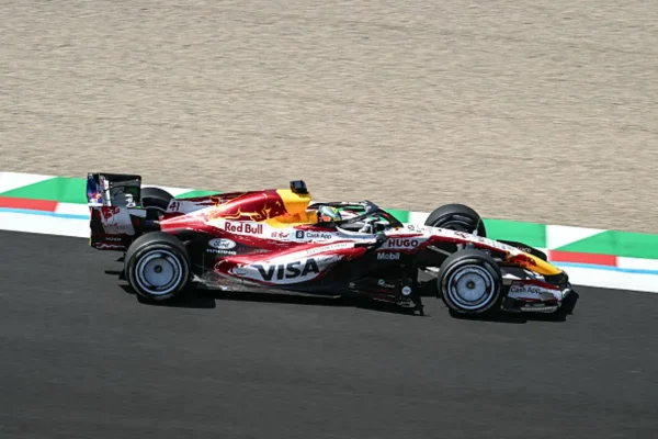 Lindblad 10° at debut, but FP2 all in the pits: "Gearbox problem"