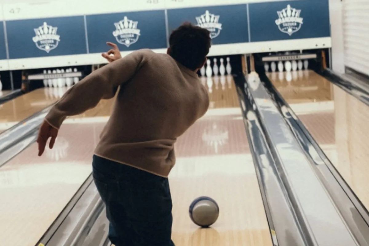 Ferrari, a night of fun: Hamilton takes the team bowling – PHOTOS