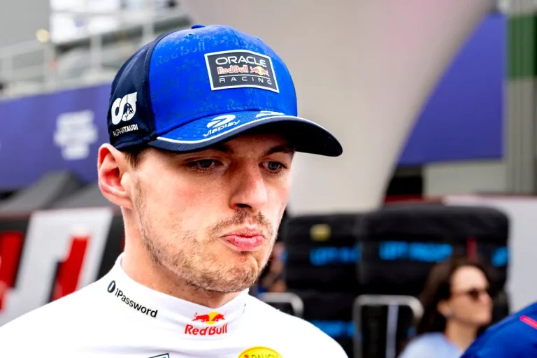 Verstappen ‘christens’ Lindblad: “This id***t brake-tested me in the pit lane”