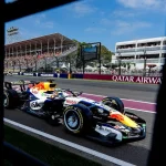 Lindblad immediately commands respect: he doesn't let Russell pass in the pit lane and damages his wing – VIDEO