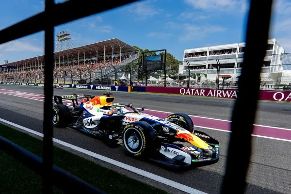 Lindblad immediately commands respect: he doesn't let Russell pass in the pit lane and damages his wing – VIDEO