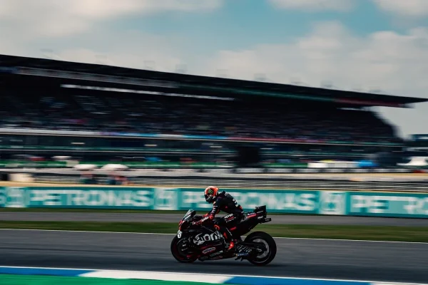 Thailand GP 2026, race results: Bezzecchi triumphs, Acosta 2nd. Ducati crisis, the two Marquez out and Bagnaia 9th