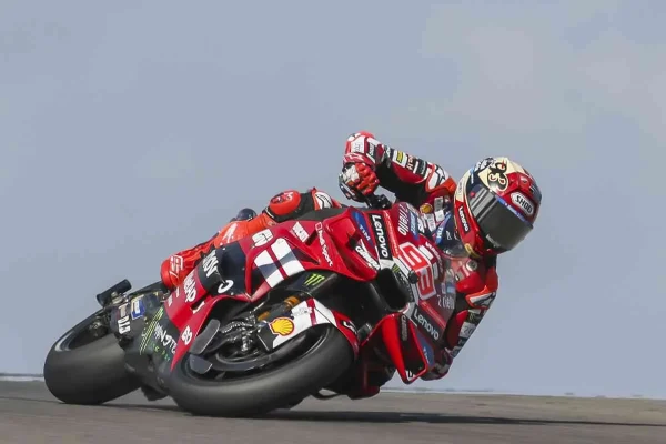 Marquez: “My mistake. After a crash like that you don't feel like going back on track anymore, but we are paid to do it”. And he finishes first.