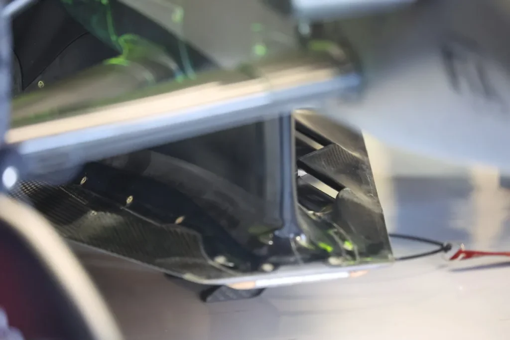 Audi R26 F1 floor