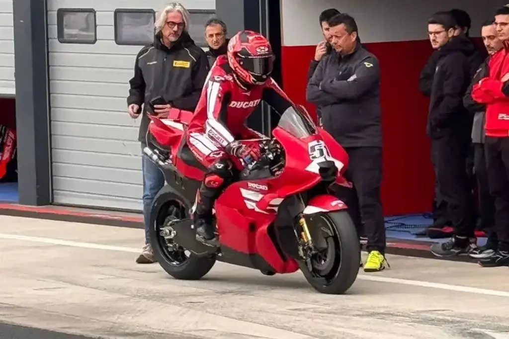 The Ducati Desmosedici 2027 in testing at Misano in the photo made by the site GPOne.com