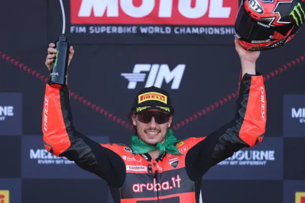 Alex Lowes: “Bulega? On a Honda, he wouldn't win”
