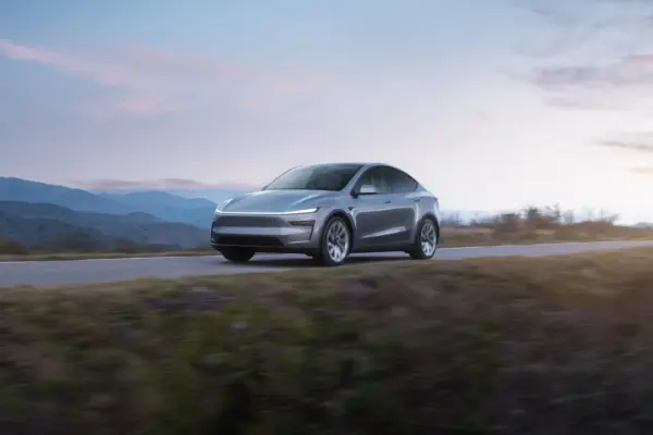 Tesla Model Y L, the new six-seater version debuts