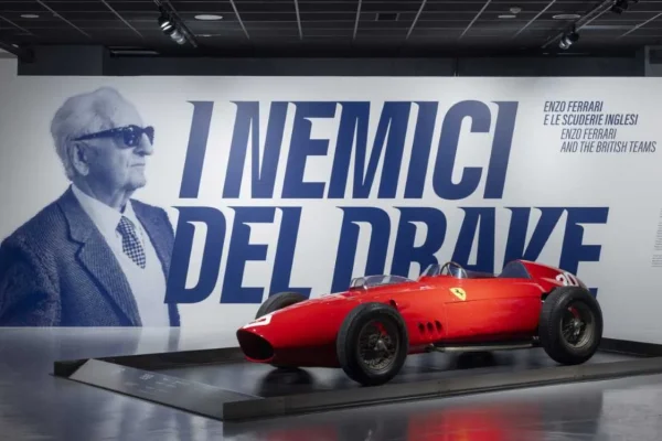 “The Drake’s Enemies. Enzo Ferrari and the British teams”: the unmissable exhibition at the Turin Automobile Museum
