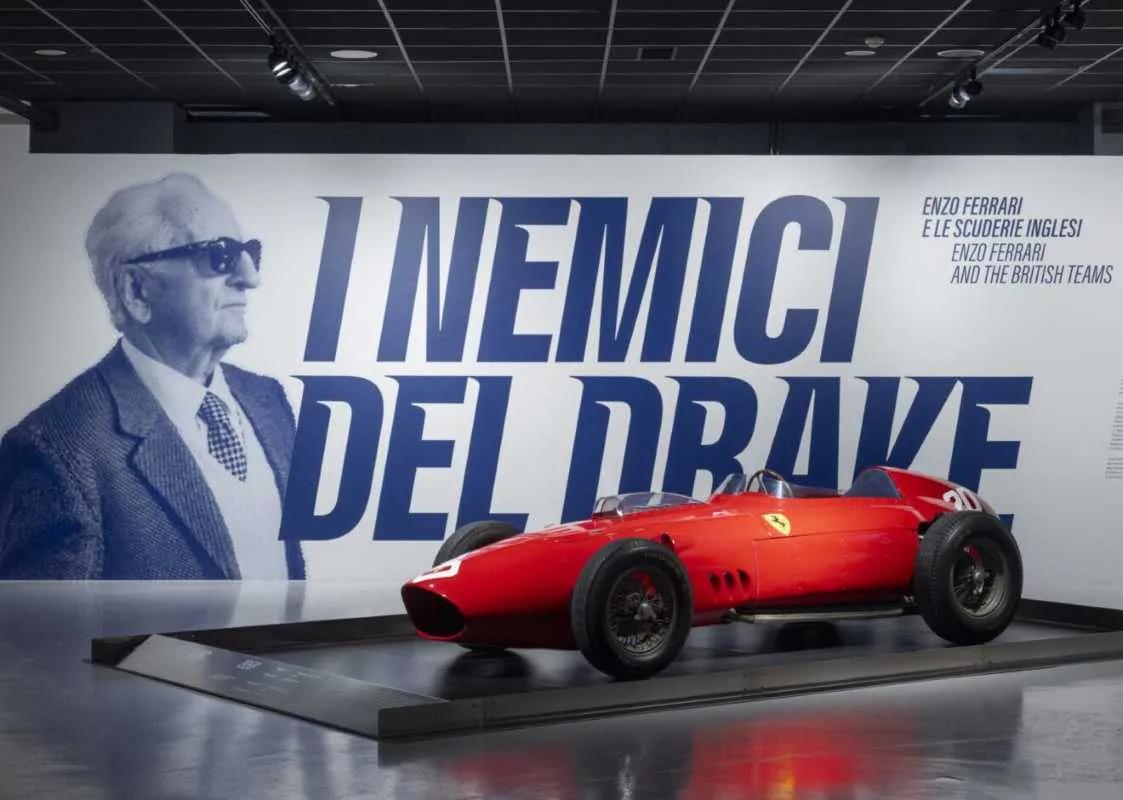 “The Drake’s Enemies. Enzo Ferrari and the British teams”: the unmissable exhibition at the Turin Automobile Museum