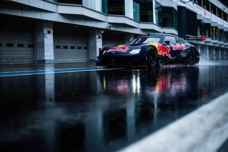Verstappen under the Fuji downpour with a Nissan SuperGT: the (harsh) comparison with a Japanese rival