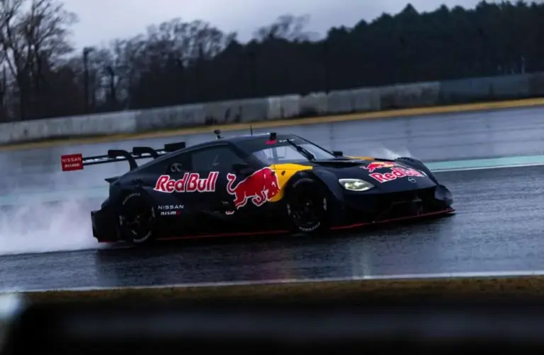 Verstappen under the Fuji downpour with a Nissan SuperGT: the (harsh) comparison with a Japanese rival