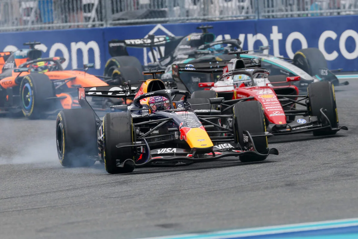 Official: 5-second penalty – irrelevant – for Verstappen for not respecting the pit exit line