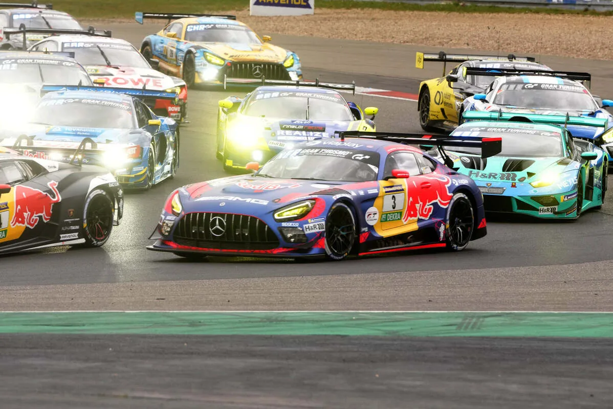 Verstappen's unreal first stint at the Ring: from tenth to first with an outside overtake on the grass – VIDEO