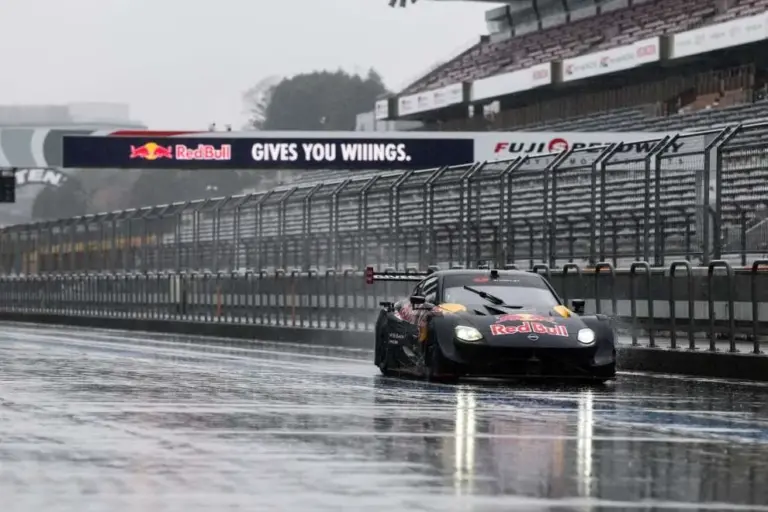 Verstappen under the Fuji downpour with a Nissan SuperGT: the (harsh) comparison with a Japanese rival