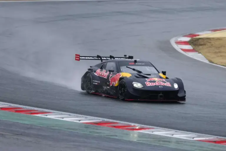 Verstappen under the Fuji downpour with a Nissan SuperGT: the (harsh) comparison with a Japanese rival