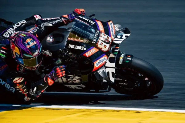 GP France 2026, Sprint finishing order: Martin triumphs with a spectacular start, then Pecco and Bez. Scare for Marquez, falls and returns limping to the pits