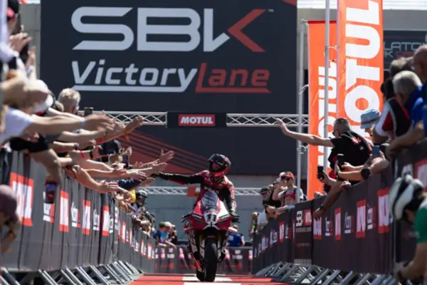 Balaton Park 2026, Race 1: Bulega sets record in Hungary