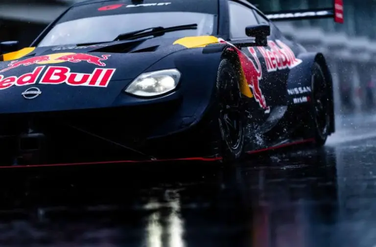 Verstappen under the Fuji downpour with a Nissan SuperGT: the (harsh) comparison with a Japanese rival