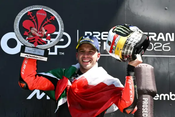 Bezzecchi triumphs under Kimi's eyes: “Proud to be his friend, I would like to take him on the two-seater”