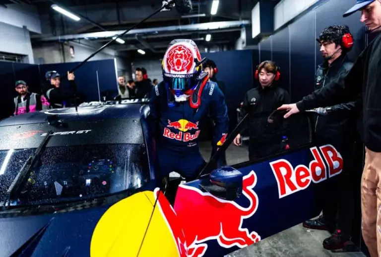 Verstappen under the Fuji downpour with a Nissan SuperGT: the (harsh) comparison with a Japanese rival