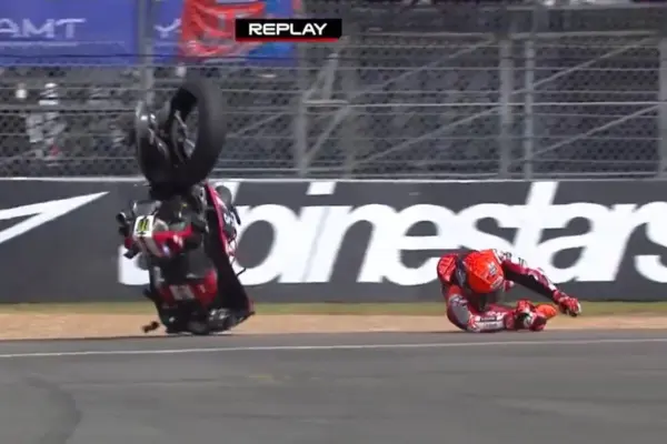 Marquez, another scare: very bad fall in the Sprint. Fears for the right foot, he is at the medical center