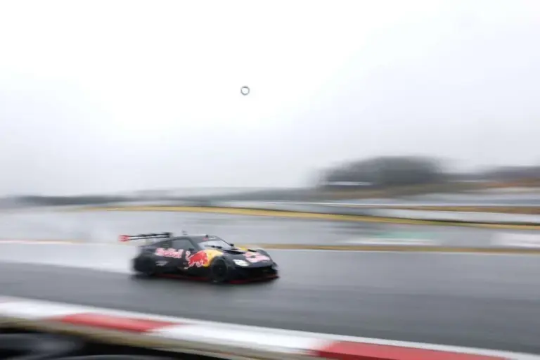 Verstappen under the Fuji downpour with a Nissan SuperGT: the (harsh) comparison with a Japanese rival