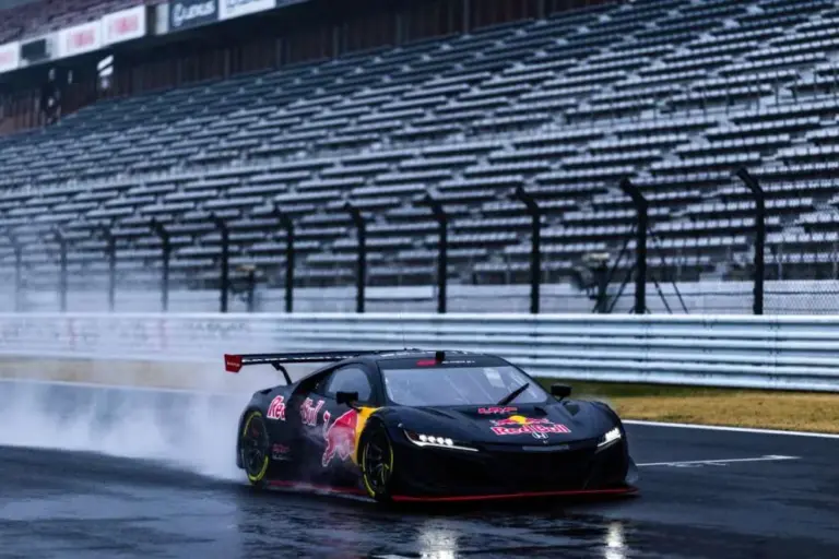 Verstappen under the Fuji downpour with a Nissan SuperGT: the (harsh) comparison with a Japanese rival