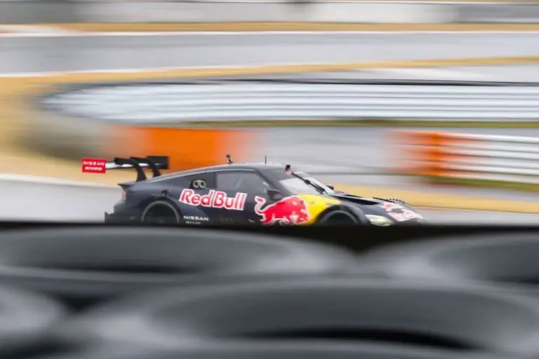 Verstappen under the Fuji downpour with a Nissan SuperGT: the (harsh) comparison with a Japanese rival