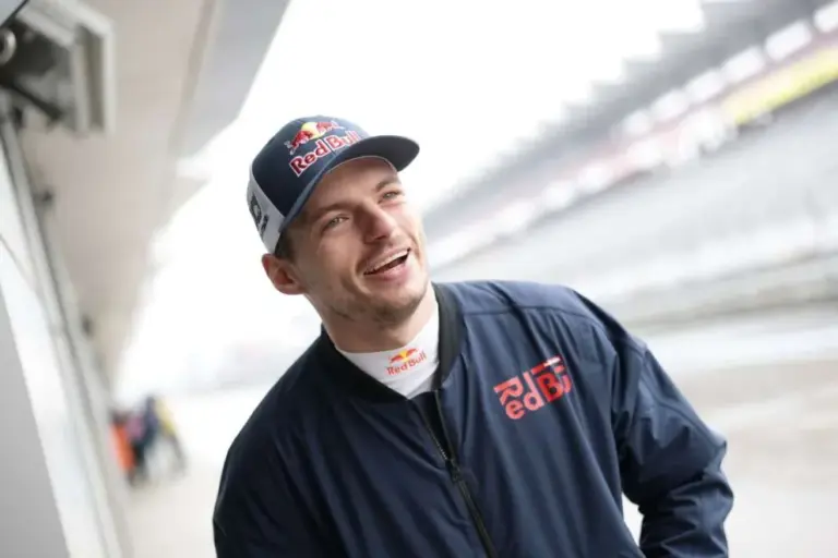 Verstappen under the Fuji downpour with a Nissan SuperGT: the (harsh) comparison with a Japanese rival