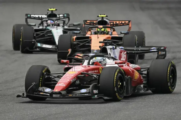 Ferrari calls Leclerc to the pits, Charles via radio: “Why did we stop?”