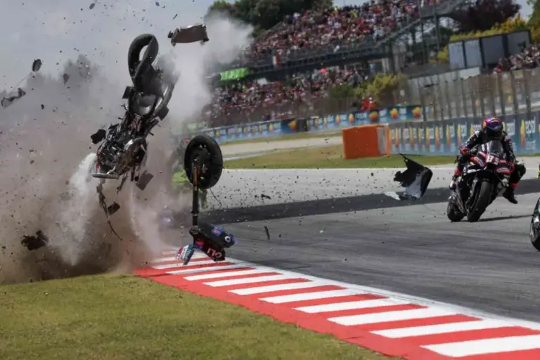 Alex Marquez: “I wanted to see the accident. Lucky to avoid the wall”