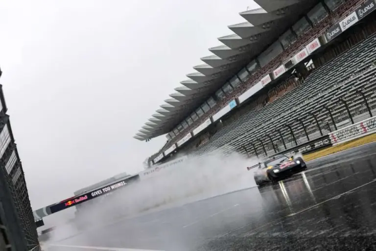Verstappen under the Fuji downpour with a Nissan SuperGT: the (harsh) comparison with a Japanese rival
