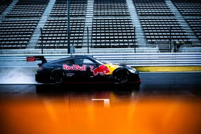 Verstappen under the Fuji downpour with a Nissan SuperGT: the (harsh) comparison with a Japanese rival