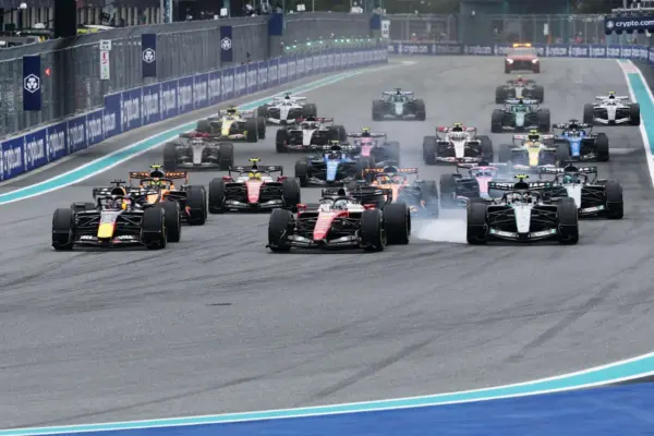 Delirium at the start of the Miami GP: Leclerc weaves between Antonelli and Verstappen, Max does a 360° and stays on track – VIDEO