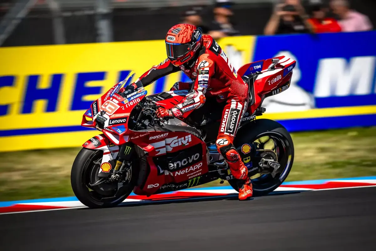 Hungarian GP 2026, race results: Marquez reaches 100 and reopens the World Championship, Bagnaia 3rd. Martin's strike at the start: Bez, Diggia and Fernandez taken out