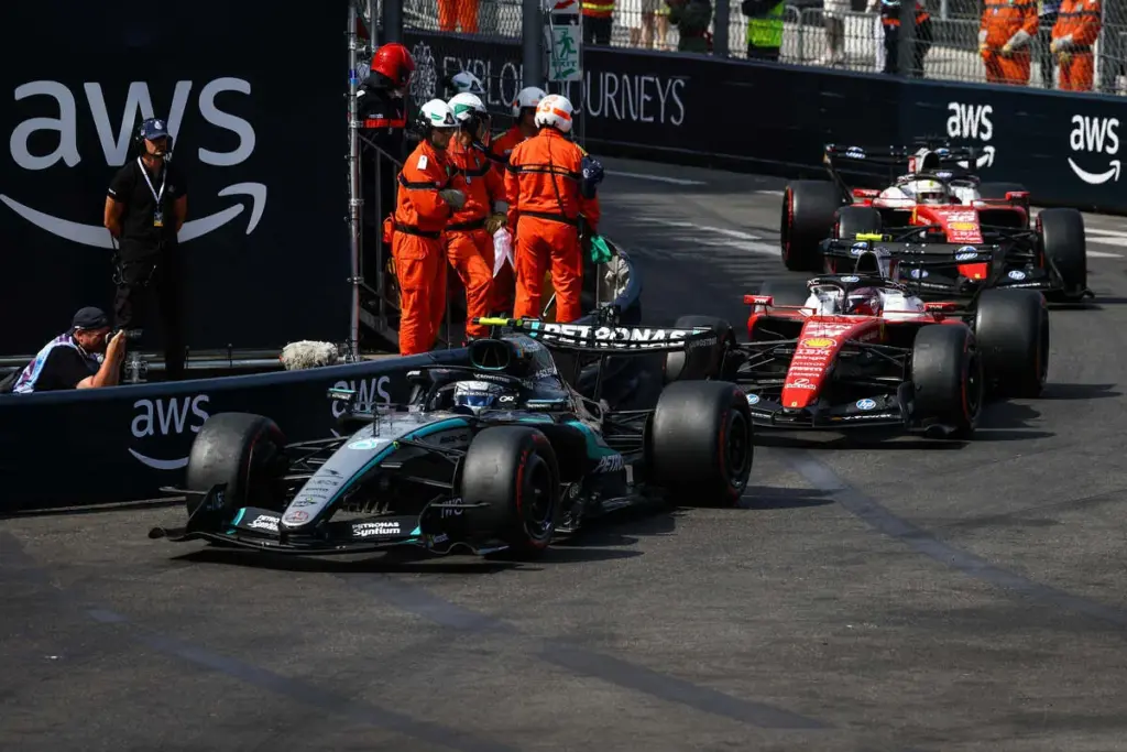 Antonelli, Hamilton e Leclerc (Mercedes e Ferrari)