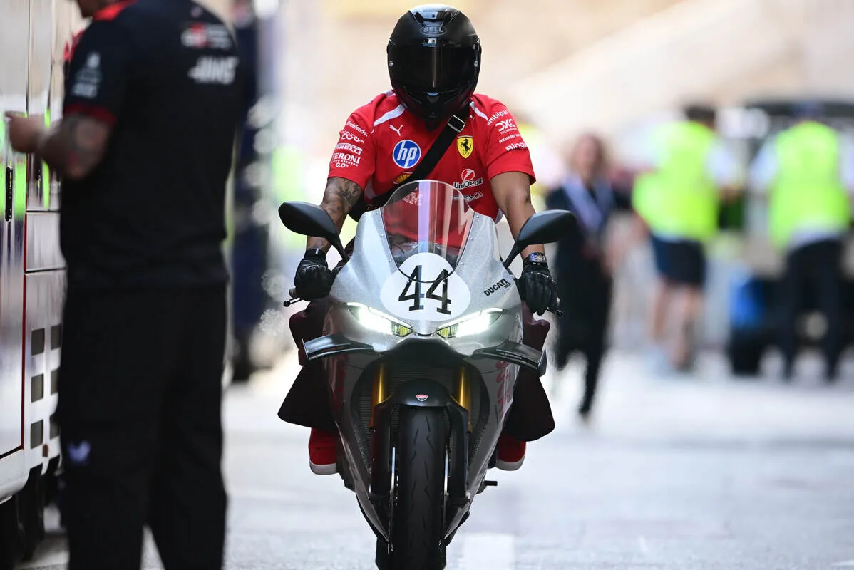 Monaco: Hamilton arrives in the paddock with his Ducati Panigale ‘100’