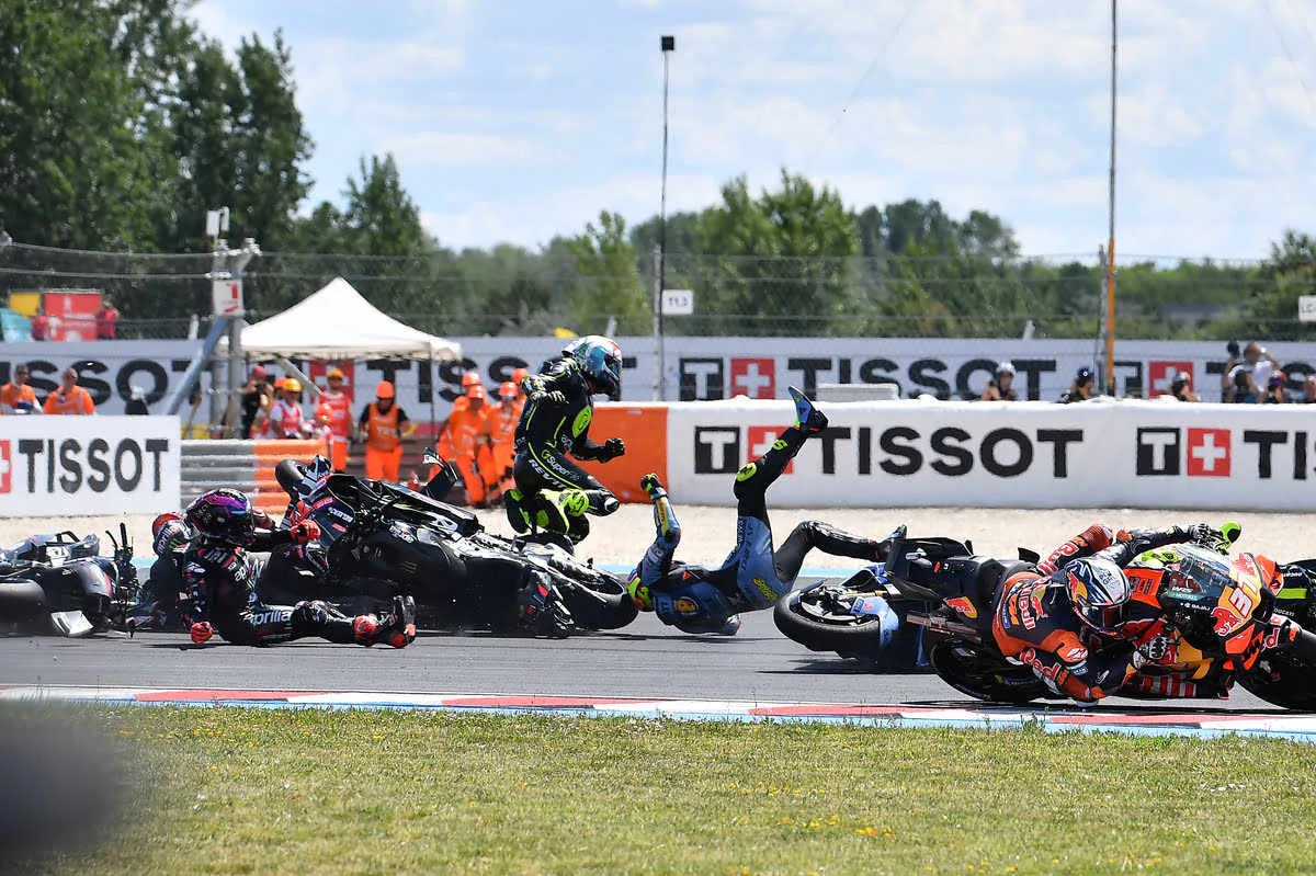 Hungarian GP, disaster at turn 1: Martin makes a strike and takes down four. Bezzecchi and Di Giannantonio also taken out
